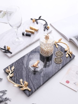 Vassoio da cucina in marmo bianco di alta classe InsFashion con manico in oro per la casa in stile reale e l'arredamento del ristorante a cinque stelle